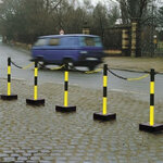 Zware kettingstaanders met stalen voet/hoogte 1000 mm/stalen paal van 60 mm &Oslash;/met twee kettingogen en bodemkuip (300x300x100 mm)/geel-zwart