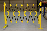 Schaarhek met afzetpaal 70-65 van staal/hoogte 1050 mm/buisdiameter 60 mm/geel-zwart met aan beide zijden reflecterende gevarenmarkering/lengte uittrekbaar tot 3600 mm