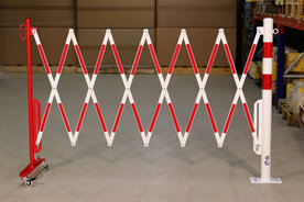 Schaarhek met afzetpaal 70-55 van staal/hoogte 1050 mm/buisdiameter 60 mm/rood-wit met aan beide zijden reflecterende gevarenmarkering/lengte uittrekbaar tot 3600 mm