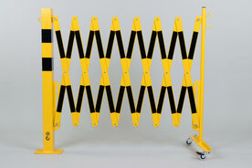 Schaarhek met afzetpaal 70-110 van staal/hoogte 1050 mm/kokerbuis 70x70 mm/geel-zwart met aan beide zijden reflecterende gevarenmarkering/lengte uittrekbaar tot 4000 mm