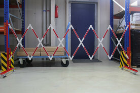 Schaarbarriere 70-10R van staal/hoogte 1050 mm/rood-wit met aan beide zijden rode reflecterende gevarenmarkering/lengte uittrekbaar tot 3600 mm/met wielen