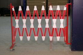 Schaarbarriere 70-20W van staal/hoogte 1050 mm/rood-wit met aan beide zijden rode reflecterende gevarenmarkering/lengte uittrekbaar tot 4000 mm/met wielen/muurmontage