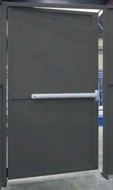 Paniekdeur plaatstalen paneel/naar buiten open draaiend/opening rechts/ hoogte 2200 mm/breedte 1200 mm/met dwarsbalkboven en paniekbalk/leverbaar in diverse RAL kleuren