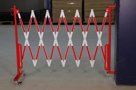 Schaarbarriere 70-10W van staal/hoogte 1050 mm/rood-wit met aan beide zijden rode reflecterende gevarenmarkering/lengte uittrekbaar tot 3600 mm/met wielen/muurmontage