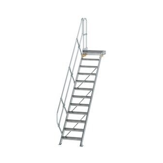 Aluminium vaste trap met platform 45&deg;  - loodrechte hoogte 2.500 mm/aantal treden 12/breedte treden 600 mm/treden en platform gemaakt van gegolfd aluminium R 9