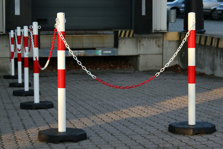Kettingpalenset zware uitvoering KPS-RW/bestaande uit 6 stalen palen (&Oslash; 60 mm) hoogte 1000 mm en 6 voetplaten en 25 meter kunststof ketting (&Oslash; 6 mm)/rood-wit met rode reflecterende folie