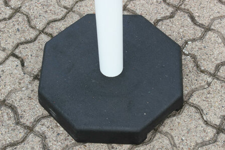 Kettingpalenset zware uitvoering KPS-RW/bestaande uit 6 stalen palen (&Oslash; 60 mm) hoogte 1000 mm en 6 voetplaten en 25 meter kunststof ketting (&Oslash; 6 mm)/rood-wit met rode reflecterende folie