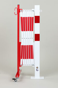 Schaarhek met afzetpaal 70-95 van staal/hoogte 1050 mm/kokerbuis 70x70 mm/rood-wit met aan beide zijden reflecterende gevarenmarkering/lengte uittrekbaar tot 3600 mm
