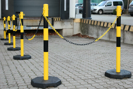Kettingpalenset zware uitvoering KPS-GS/bestaande uit 6 stalen palen (&Oslash; 60 mm) hoogte 1000 mm en 6 voetplaten en 25 meter kunststof ketting (&Oslash; 6 mm)/geel-zwart