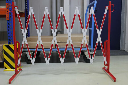 Schaarbarriere 70-10 van staal/hoogte 1050 mm/rood-wit met aan beide zijden rode reflecterende gevarenmarkering/lengte uittrekbaar tot 3600 mm