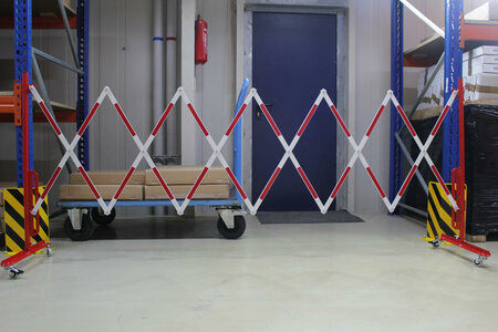 Schaarbarriere 70-10R van staal/hoogte 1050 mm/rood-wit met aan beide zijden rode reflecterende gevarenmarkering/lengte uittrekbaar tot 3600 mm/met wielen