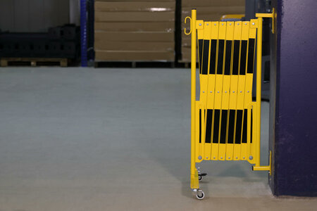 Schaarbarriere 70-40W van staal/hoogte 1050 mm/geel-zwart met aan beide zijden reflecterende gevarenmarkering/lengte uittrekbaar tot 4000 mm/met wielen/muurmontage