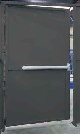 Paniekdeur plaatstalen paneel/naar buiten open draaiend/opening rechts/ hoogte 2200 mm/breedte 1200 mm/met dwarsbalkboven en paniekbalk/leverbaar in diverse RAL kleuren