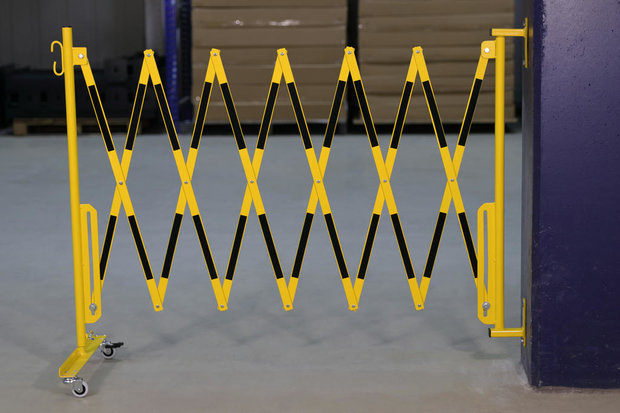 Schaarbarriere 70-30W van staal/hoogte 1050 mm/geel-zwart met aan beide zijden reflecterende gevarenmarkering/lengte uittrekbaar tot 3600 mm/met wielen/muurmontage