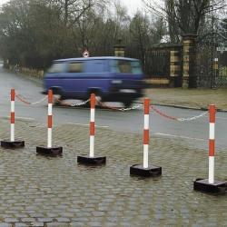 Zware kettingstaanders met stalen voet/hoogte 1000 mm/stalen paal van 60 mm Ø/met twee kettingogen en bodemkuip (300x300x100 mm)/rood-wit