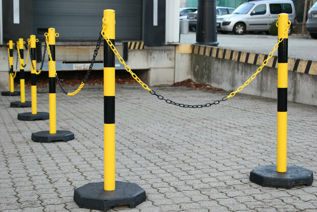 Kettingpalenset zware uitvoering KPS-GS/bestaande uit 6 stalen palen (Ø 60 mm) hoogte 1000 mm en 6 voetplaten en 25 meter kunststof ketting (Ø 6 mm)/geel-zwart