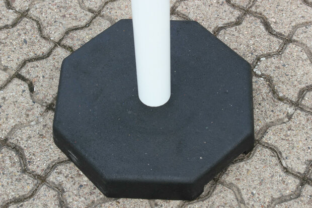 Kettingpalenset zware uitvoering KPS-RW/bestaande uit 6 stalen palen (Ø 60 mm) hoogte 1000 mm en 6 voetplaten en 25 meter kunststof ketting (Ø 6 mm)/rood-wit met rode reflecterende folie