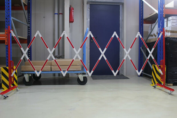 Schaarbarriere 70-10R van staal/hoogte 1050 mm/rood-wit met aan beide zijden rode reflecterende gevarenmarkering/lengte uittrekbaar tot 3600 mm/met wielen