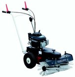 Compacte benzinemotor aangedreven veegmachine Frontsweep 70/veegbreedte 70 cm/luchtbanden op kunststof velgen