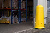 Verplaatsbare poller 20030/hoogte 1300mm/geel/bodemplaat van zwart recycling materiaal/voor binnen-en buitengebruik