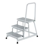 Aluminium werkplatform R 13 met handleuning - enkelzijdig oploopbaar/werkhoogte 2.6 m/platformhoogte 600 mm/aantal treden 3/treden en platform gemaakt van geperforeerd aluminium R 13