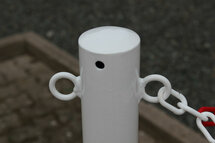 Kettingpalenset zware uitvoering KPS-RW/bestaande uit 6 stalen palen (Ø 60 mm) hoogte 1000 mm en 6 voetplaten en 25 meter kunststof ketting (Ø 6 mm)/rood-wit met rode reflecterende folie