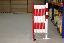 Schaarhek met afzetpaal 70-60 van staal/hoogte 1050 mm/buisdiameter 60 mm/rood-wit met aan beide zijden reflecterende gevarenmarkering/lengte uittrekbaar tot 4000 mm