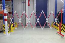 Schaarhek met afzetpaal 70-95 van staal/hoogte 1050 mm/kokerbuis 70x70 mm/rood-wit met aan beide zijden reflecterende gevarenmarkering/lengte uittrekbaar tot 3600 mm