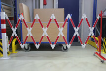 Schaarhek met afzetpaal 70-100 van staal/hoogte 1050 mm/kokerbuis 70x70 mm/rood-wit met aan beide zijden reflecterende gevarenmarkering/lengte uittrekbaar tot 4000 mm