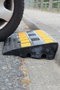 Oprij verkeersdrempel rubber type BSR100/lengte 600 mm/hoogte 100 mm/breedte 300 mm/zwart met geel reflecterende folie