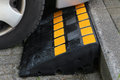 Oprij verkeersdrempel rubber type BSR150/lengte 600 mm/hoogte 150 mm/breedte 360 mm/zwart met geel reflecterende folie