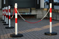 Kettingpalenset zware uitvoering KPS-RW/bestaande uit 6 stalen palen (Ø 60 mm) hoogte 1000 mm en 6 voetplaten en 25 meter kunststof ketting (Ø 6 mm)/rood-wit met rode reflecterende folie