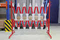 Schaarbarriere 70-20 van staal/hoogte 1050 mm/rood-wit met aan beide zijden rode reflecterende gevarenmarkering/lengte uittrekbaar tot 4000 mm