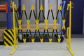 Schaarbarriere 70-30 van staal/hoogte 1050 mm/geel-zwart met aan beide zijden reflecterende gevarenmarkering/lengte uittrekbaar tot 3600 mm