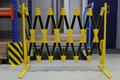Schaarbarriere 70-40 van staal/hoogte 1050 mm/geel-zwart met aan beide zijden reflecterende gevarenmarkering/lengte uittrekbaar tot 4000 mm