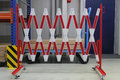 Schaarbarriere 70-20R van staal/hoogte 1050 mm/rood-wit met aan beide zijden rode reflecterende gevarenmarkering/lengte uittrekbaar tot 4000 mm/met wielen