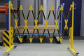 Schaarbarriere 70-30R van staal/hoogte 1050 mm/geel-zwart met aan beide zijden reflecterende gevarenmarkering/lengte uittrekbaar tot 3600 mm/met wielen