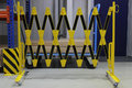 Schaarbarriere 70-40R van staal/hoogte 1050 mm/geel-zwart met aan beide zijden reflecterende gevarenmarkering/lengte uittrekbaar tot 4000 mm/met wielen