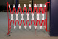 Schaarbarriere 70-20W van staal/hoogte 1050 mm/rood-wit met aan beide zijden rode reflecterende gevarenmarkering/lengte uittrekbaar tot 4000 mm/met wielen/muurmontage