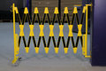 Schaarbarriere 70-40W van staal/hoogte 1050 mm/geel-zwart met aan beide zijden reflecterende gevarenmarkering/lengte uittrekbaar tot 4000 mm/met wielen/muurmontage