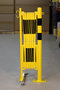 Schaarhek met afzetpaal 70-65 van staal/hoogte 1050 mm/buisdiameter 60 mm/geel-zwart met aan beide zijden reflecterende gevarenmarkering/lengte uittrekbaar tot 3600 mm