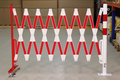 Schaarhek met afzetpaal 70-60 van staal/hoogte 1050 mm/buisdiameter 60 mm/rood-wit met aan beide zijden reflecterende gevarenmarkering/lengte uittrekbaar tot 4000 mm