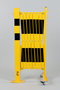 Schaarhek met afzetpaal 70-110 van staal/hoogte 1050 mm/kokerbuis 70x70 mm/geel-zwart met aan beide zijden reflecterende gevarenmarkering/lengte uittrekbaar tot 4000 mm