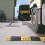 Afsluitelement TOPSTOP-20 verkeersdrempel/afmetingen 340x175x50 mm (lxbxh)/rubber/regelt de snelheid/goedkoop en doeltreffend/geel