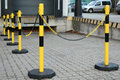 Kettingpalenset zware uitvoering KPS-GS/bestaande uit 6 stalen palen (Ø 60 mm) hoogte 1000 mm en 6 voetplaten en 25 meter kunststof ketting (Ø 6 mm)/geel-zwart