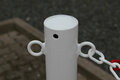 Kettingpalenset zware uitvoering KPS-RW/bestaande uit 6 stalen palen (Ø 60 mm) hoogte 1000 mm en 6 voetplaten en 25 meter kunststof ketting (Ø 6 mm)/rood-wit met rode reflecterende folie