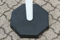 Kettingpalenset zware uitvoering KPS-RW/bestaande uit 6 stalen palen (Ø 60 mm) hoogte 1000 mm en 6 voetplaten en 25 meter kunststof ketting (Ø 6 mm)/rood-wit met rode reflecterende folie