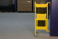 Schaarbarriere 70-40W van staal/hoogte 1050 mm/geel-zwart met aan beide zijden reflecterende gevarenmarkering/lengte uittrekbaar tot 4000 mm/met wielen/muurmontage